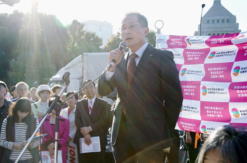 スピーチするICAN国際運営委員の川崎哲さん=東京都千代田区の国会前で3日、後藤由耶撮影