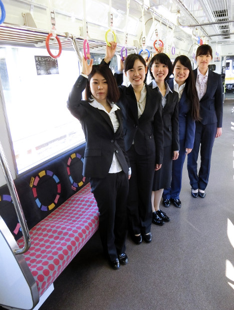地下鉄：金城学院大生が座席とつり革デザイン 名古屋 | 毎日新聞
