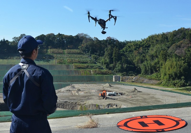 ドローンを試運転する三重県廃棄物監視・指導課の職員=同県四日市市小山町で2017年11月2日午前10時15分、井口慎太郎撮影