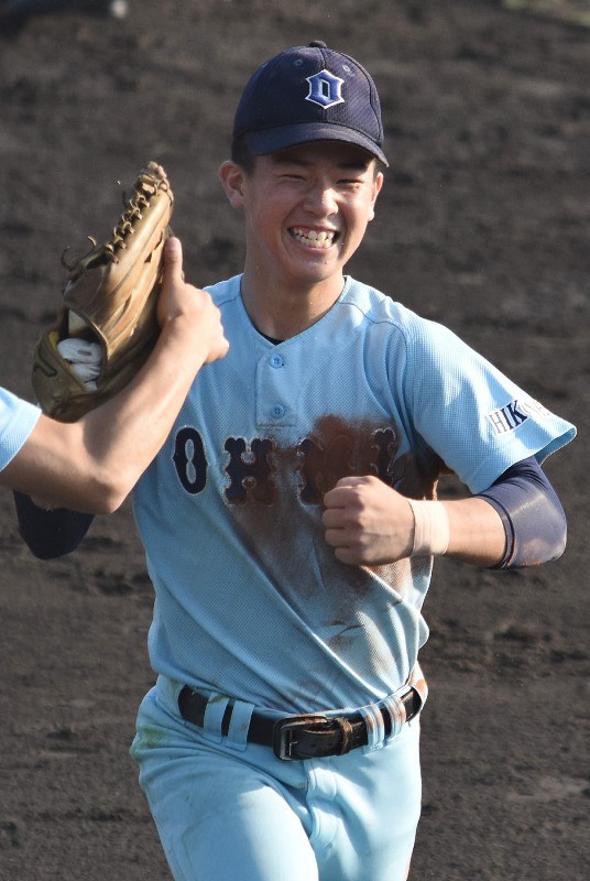 3連続で好プレーをして笑顔でベンチに引き上げる近江の住谷湧也左翼手=大阪市此花区の大阪シティ信金スタジアムで、小西雄介撮影