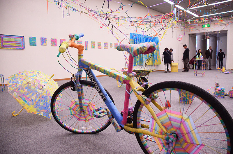 大切にしているものや身の回りのものにテープを貼り、色で溢れる造形作品展の会場=徳島市八万町の県立近代美術館で、蒲原明佳撮影
