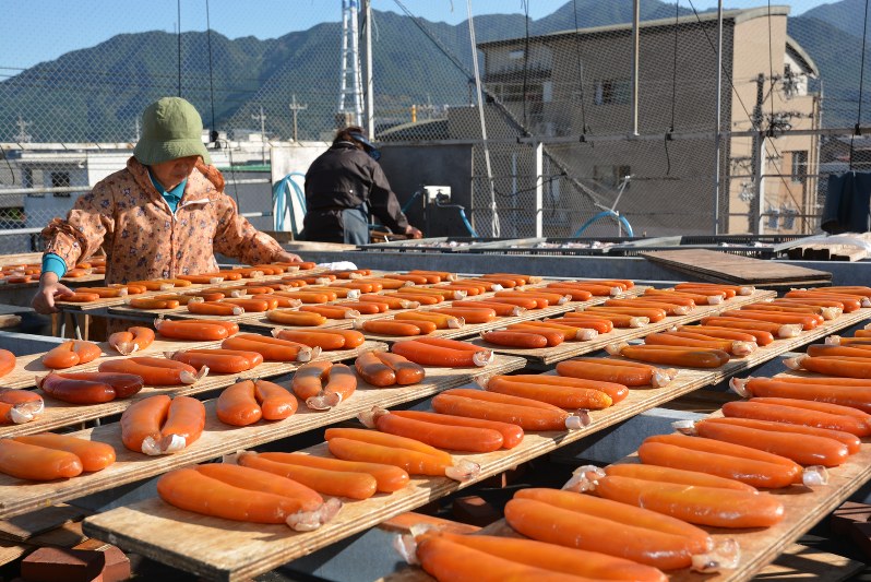 天日干しされ、あめ色に輝くカラスミができあがる=尾鷲市中井町で