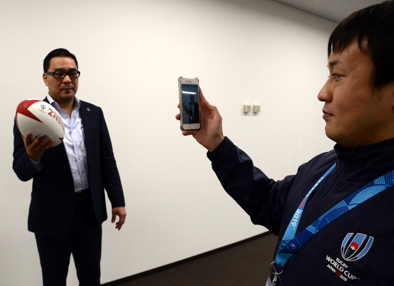 2019年ラグビーW杯日本大会の日程発表会に向けて元日本代表、増保輝則さん(左)のPR動画を撮影するW杯組織委員会の河原井瑛太さん=東京都新宿区で2017年10月31日、大谷津統一撮影