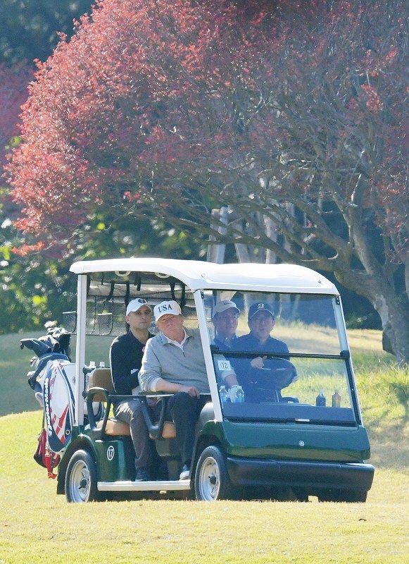 トランプ米大統領：初来日 安倍首相と握手 [写真特集6/8] | 毎日新聞