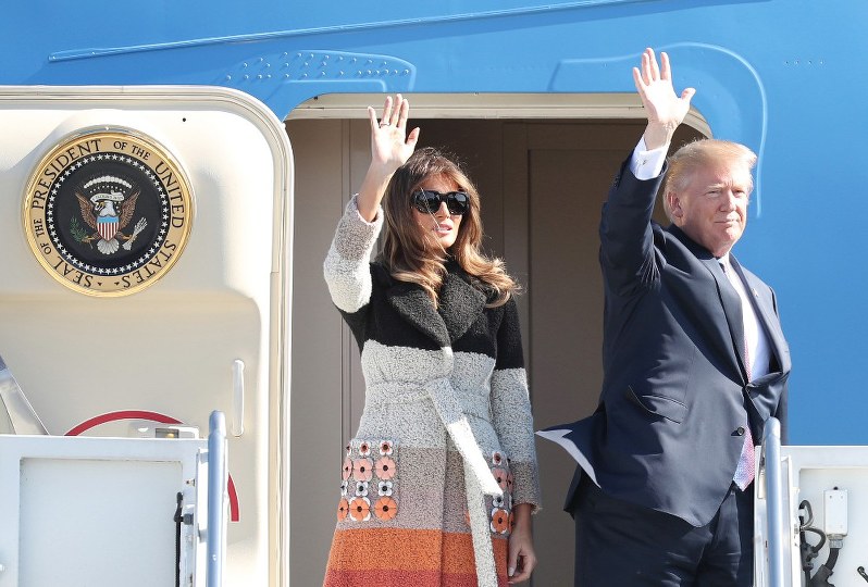 専用機で初来日し、手を振る米国のトランプ大統領(右)とメラニア夫人=米軍横田基地で2017年11月5日午前10時48分(代表撮影)