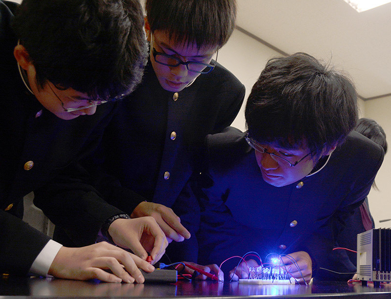 物理の実験でLEDライトの点灯に挑戦する生徒ら=鳥取市で、李英浩撮影
