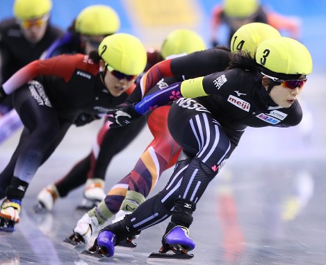 マススタートに出場する高木美帆選手（右）＝長野市で１０月２２日、佐々木順一撮影