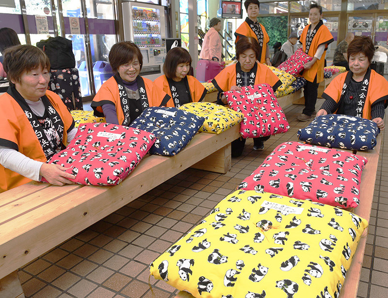 パンダ柄の座布団を届けた白浜町商工会女性部のメンバー=和歌山県白浜町堅田のJR白浜駅で、藤田宰司撮影