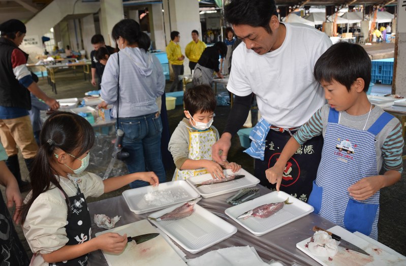 カマスの干物作りに挑戦する児童たち=尾鷲市港町で