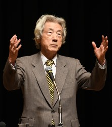 会場をいっぱいに埋めた１７００人の聴衆を前に「原発ゼロ」を訴える小泉元首相