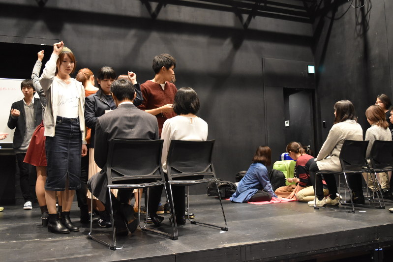 キャンパる 早大卒業生ら設立 あくと すれちがい 演技 で解決 毎日新聞