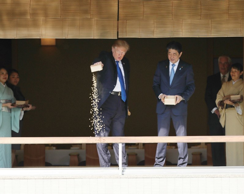 ワーキングランチの前に、池のコイに餌を与える安倍晋三首相(右)とトランプ米大統領=東京・元赤坂の迎賓館で6日午後0時9分(代表撮影)