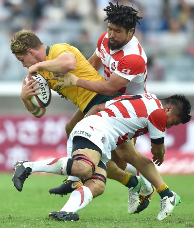 オーストラリアのＦＷフーパーにタックルするＦＷ堀江（パナソニック＝右上）と布巻（手前）。ワールドカップに向けてさらなる強化が必要だ＝宮間俊樹撮影