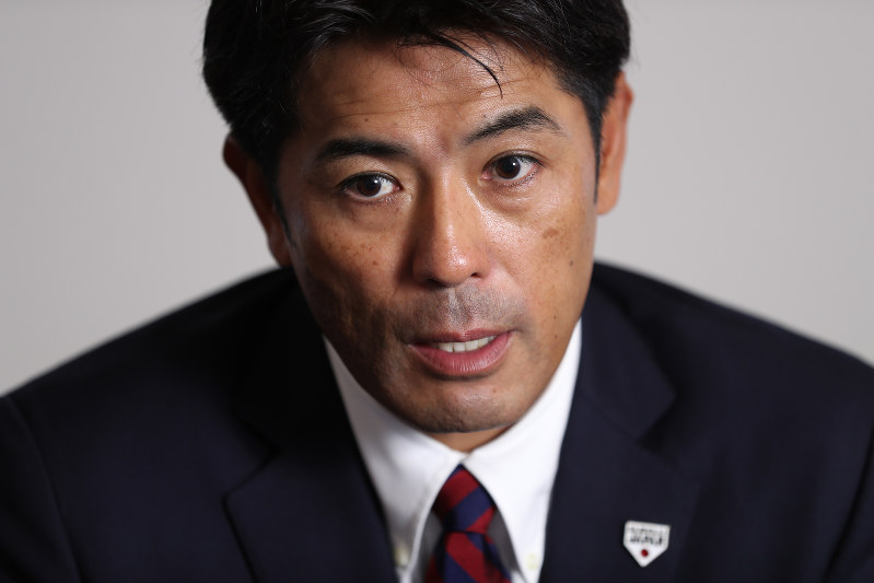 インタビューに答える稲葉篤紀監督=東京都内のホテルで2017年10月14日、小出洋平撮影
