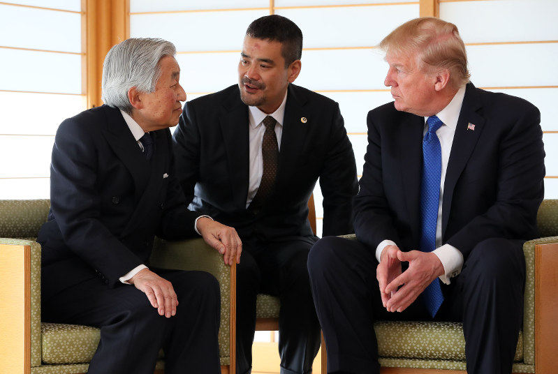 トランプ米大統領(右)と会見される天皇陛下=皇居・御所で2017年11月6日午前11時6分、小川昌宏撮影