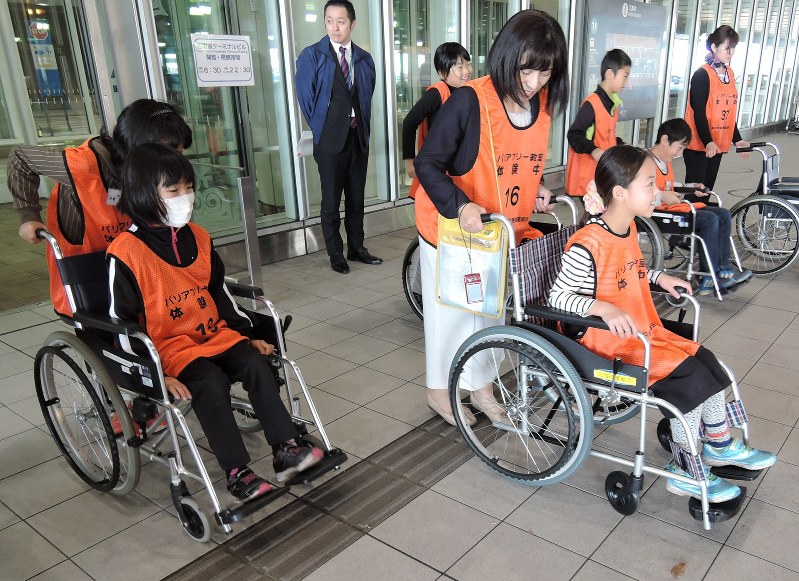 街角ワイド 千歳 空港でバリアフリー教室開催 北海道 毎日新聞
