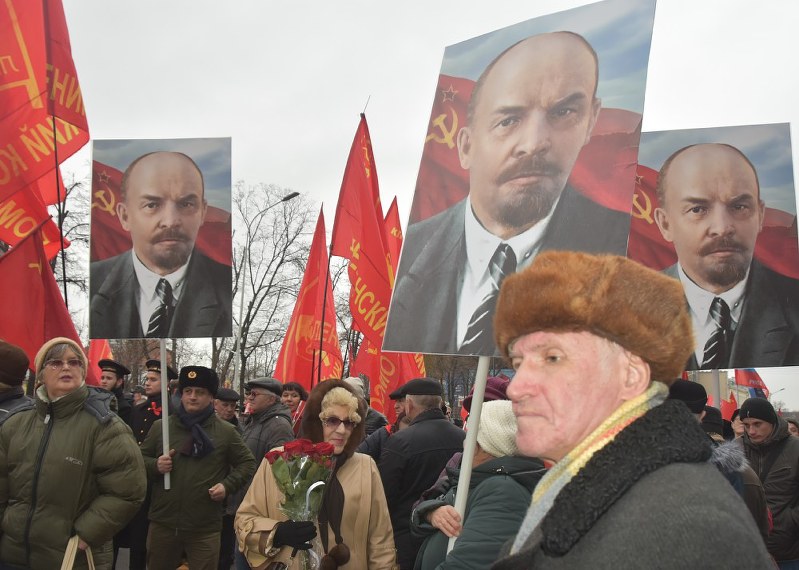 ロシア革命100年：モスクワで祝賀デモ…露共産党が行進 | 毎日新聞