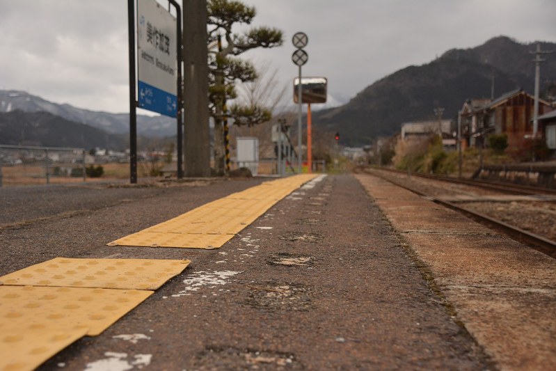 点字ブロックが途中ではがれたり、はがれかけたりしている駅のホーム=岡山県津山市のJR美作加茂駅で2月、高橋祐貴撮影