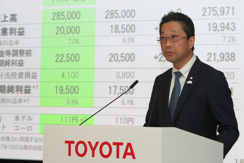 中間決算を発表する永田理副社長=東京都文京区で7日、和田大典撮影