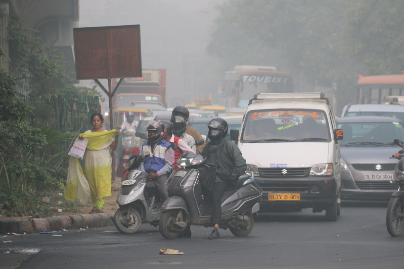 インド：大気汚染悪化 野焼きの煙や車排ガスなど滞留 | 毎日新聞
