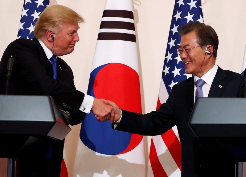 記者会見で握手するトランプ米大統領(左)と韓国の文在寅大統領=ソウルで7日、ロイター