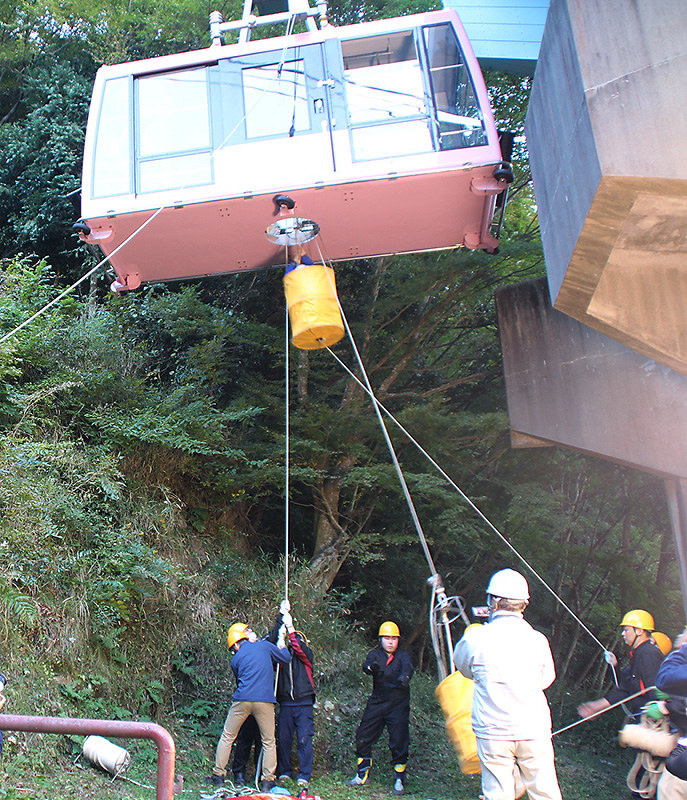 乗客救出訓練 秋色深まる小豆島へ ロープウェー事故に備え 香川 毎日新聞