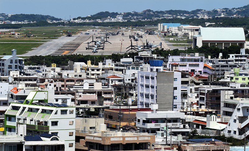 住宅密集地にある普天間飛行場=矢頭智剛撮影