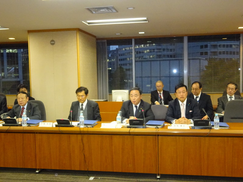 公文書管理委員会の冒頭であいさつする梶山弘志・担当相(左から3人目)ら= 東京都千代田区霞が関3の内閣府中央合同庁舎4号館で、2017年11月8日午後4時44分、川名壮志撮影