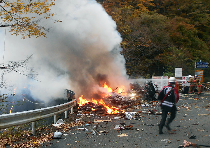 ヘリ墜落 橋の上で炎上 ４人死亡 群馬 上野村 毎日新聞