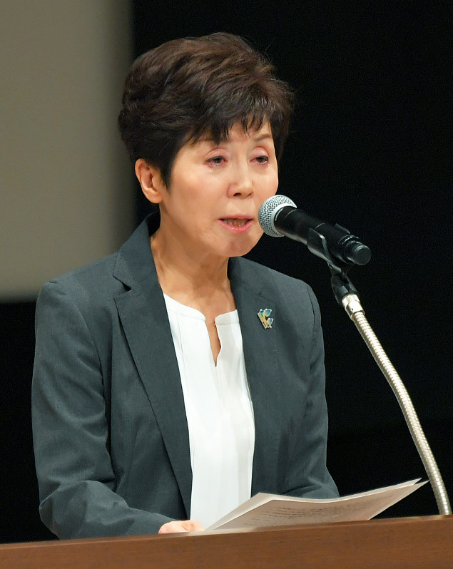 NHK記者だった佐戸未和さんの過労死について、シンポジウムで語る母の恵美子さん=東京都千代田区で2017年11月8日午後5時7分、手塚耕一郎撮影