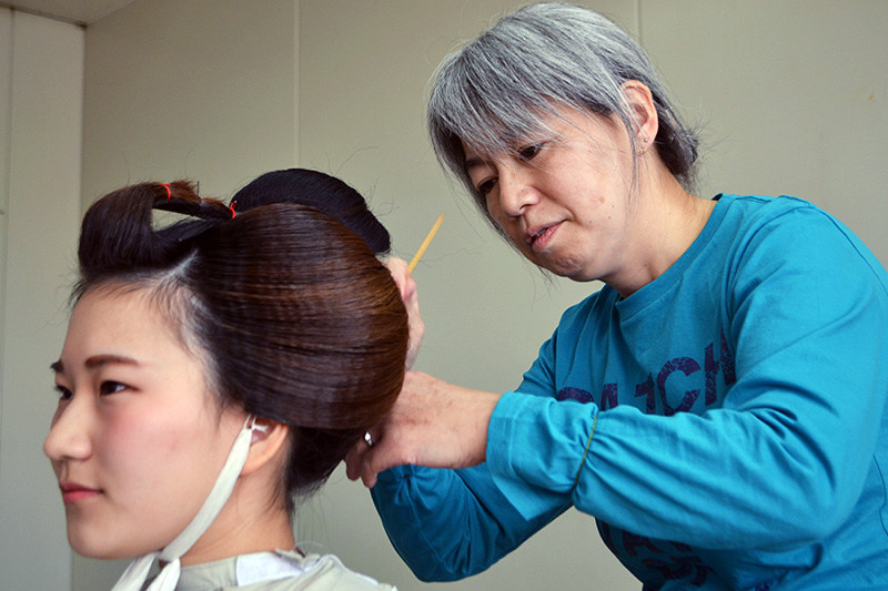 日本髪 魅力後世へ 美容師 小森さん １９日 モデル撮影会 かつらぎ 和歌山 毎日新聞