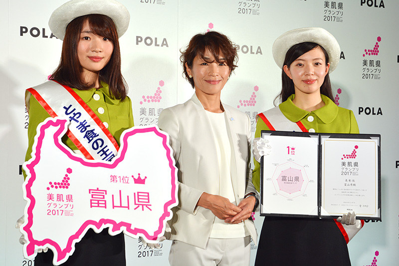 「ニッポン美肌県グランプリ2017」で富山県が初の美肌県1位となり、表彰状を受け取った「とやま食の王国大使 ふふふ」の2人(両端)=富山県提供