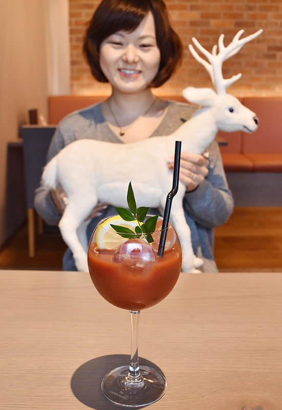 新感覚の「ヘルシーカクテル」として、全国の料飲店向けに展開している「赤い白鹿」=兵庫県西宮市鞍掛町の白鹿クラシックスで、元田禎撮影