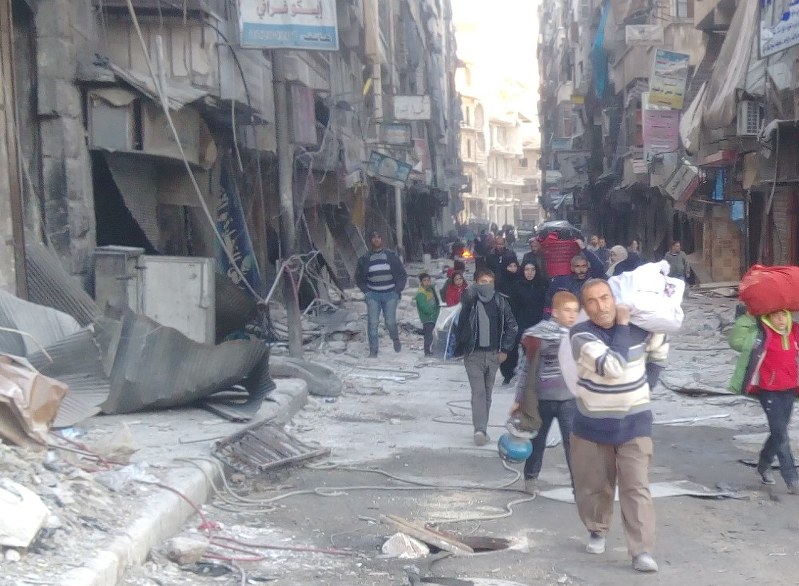 シリア北部アレッポで、アサド政権側が制圧した反体制派支配地域から避難する住民ら=2016年12月10日、毎日新聞シリア通信員フアード・アリ撮影