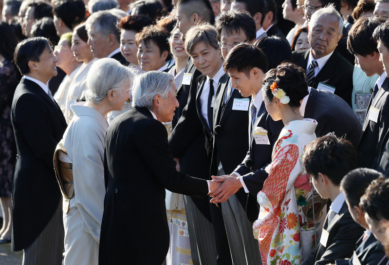 秋の園遊会に出席され、リオデジャネイロ・パラリンピック競泳メダリストの木村敬一選手(手前右から5人目)と握手を交わす天皇、皇后両陛下=東京・元赤坂の赤坂御苑で2017年11月9日午後2時33分、小川昌宏撮影