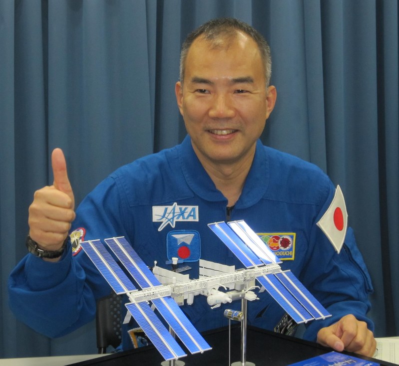 ISSの模型を前に、意気込みを語る野口聡一宇宙飛行士=東京都のJAXAで2017年11月9日午後3時ごろ、斎藤有香撮影