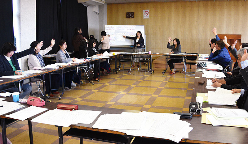読書感想文コンクール鳥取県大会の特別賞の作品について話し合う審査員ら=鳥取県琴浦町で、松本博子撮影