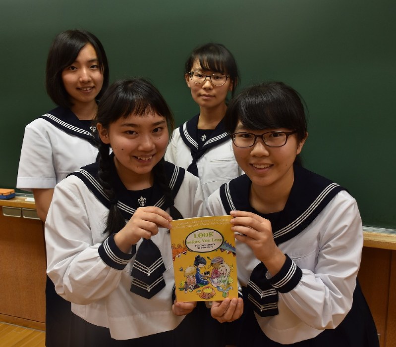 「LOOK before You Leap」を作製した仙台白百合学園高3年の生徒4人=仙台市泉区の同校で