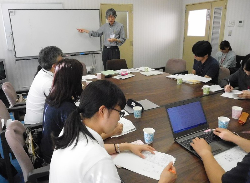 宇治市の認知症初期集中支援チームの会議。患者本人や家族を招いて行う時もある