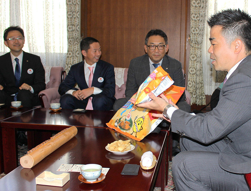 鮒ずし味のポテトチップスを手にする三日月大造滋賀県知事=滋賀県庁で、北出昭撮影