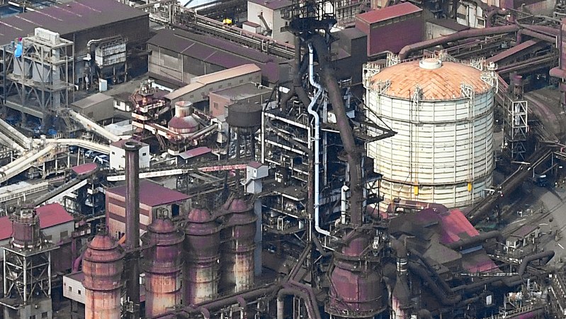 神戸製鋼所の第3高炉=神戸市灘区で2017年10月18日、小関勉撮影