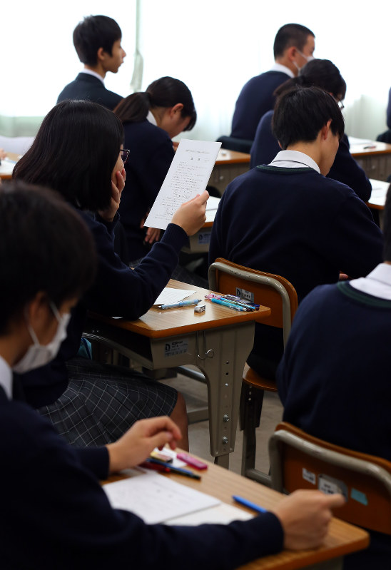 大学入学共通テストの試行調査に臨む生徒ら=東京都目黒区で2017年11月13日午前8時41分、小川昌宏撮影