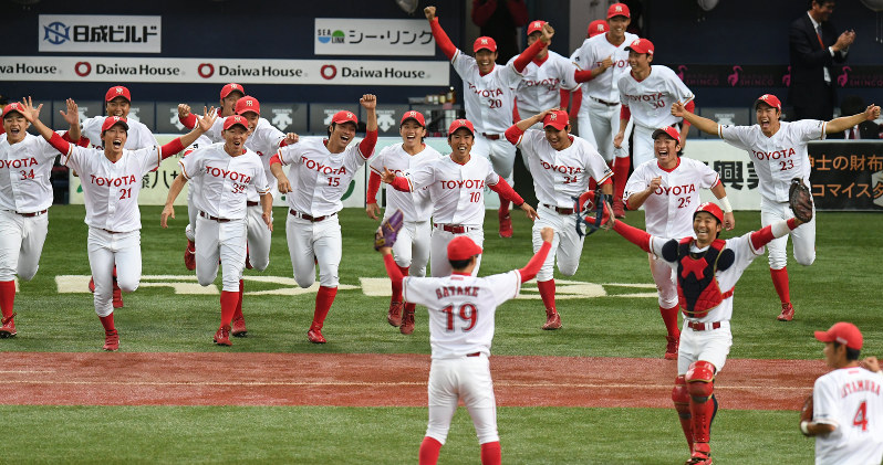 優勝を決め喜ぶトヨタ自動車の選手たち。手前中央は投手の佐竹＝京セラドーム大阪で２０１７年１１月１２日、小松雄介撮影