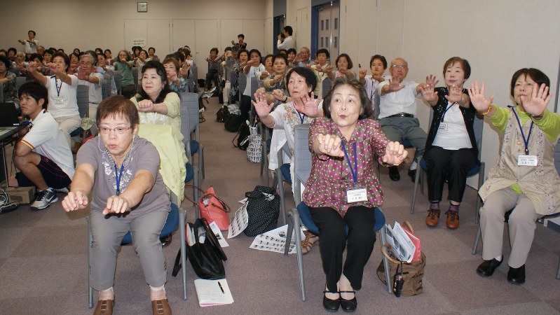 誤嚥性肺炎の予防講座は各地の自治体や高齢者クラブで開かれている。写真は予防体操に取り組む参加者
