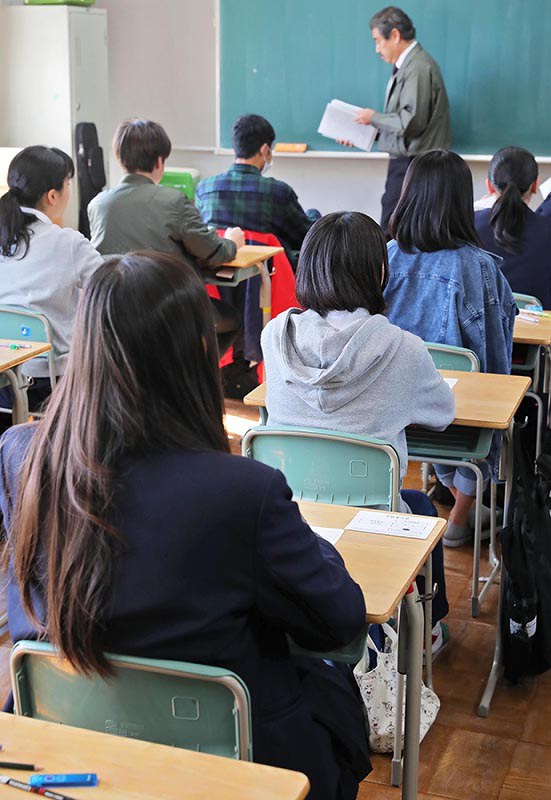 大学入学共通テストの試行調査に臨む生徒たち=大阪市内の府立高校で2017年11月13日午後0時55分、三村政司撮影