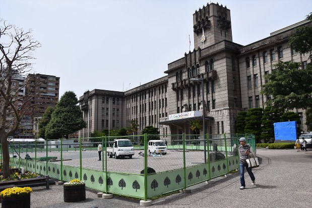 京都市役所前広場=2017年4月20日、篠田直哉撮影