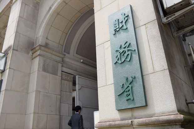 財務省=2017年5月12日、小林祥晃撮影