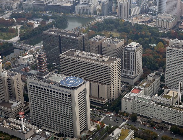 総務省が入る庁舎(手前左)=2013年11月15日、梅村直承撮影