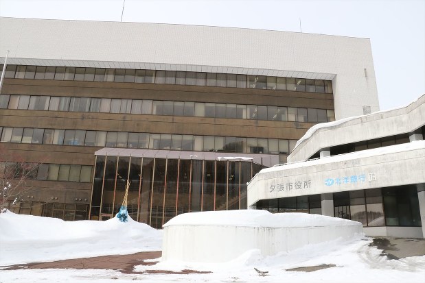 夕張市役所=2017年2月22日、千々部一好撮影