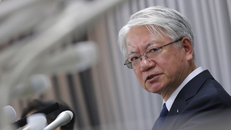 厳しい表情で記者会見に臨む神戸製鋼所の川崎博也会長兼社長=2017年11月10日、長谷川直亮撮影